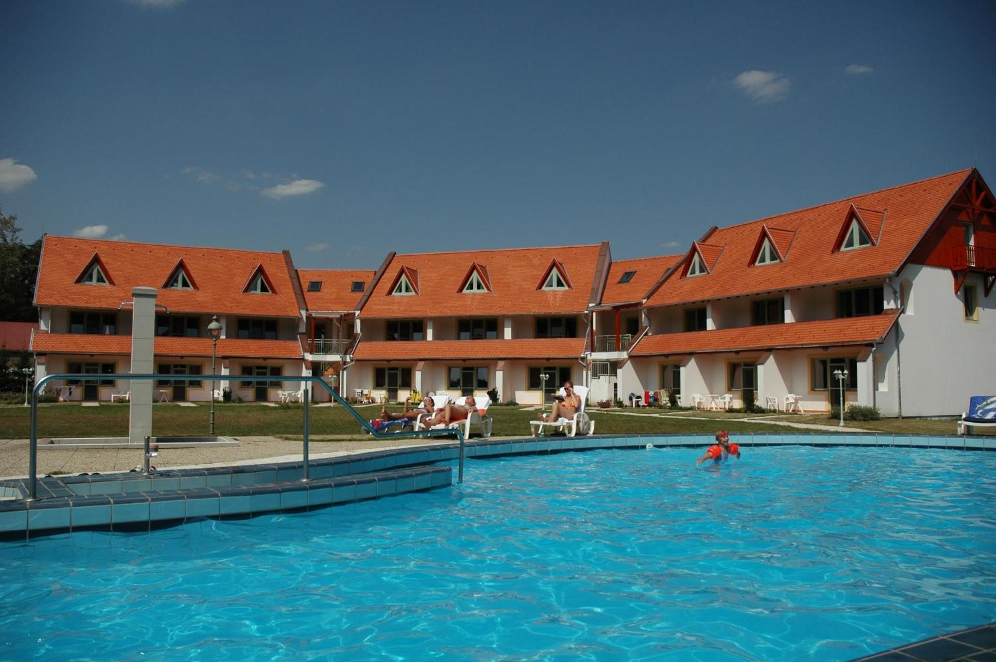 Готель Abbazia Country Club Nemesnep Екстер'єр фото